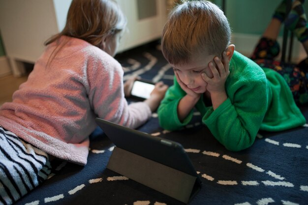 مخاطر الأجهزة الإلكترونية على الأطفال