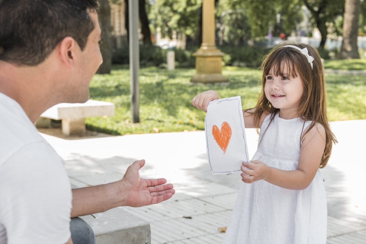 كيف تجعل طفلك شخصًا محبوبًا: دليل الآباء
