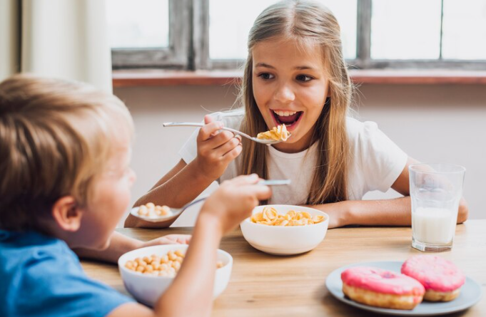 كيفية تعليم آداب الطعام للطفل