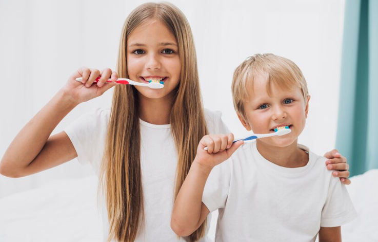 5 أخطاء شائعة في تنظيف أسنان الأطفال